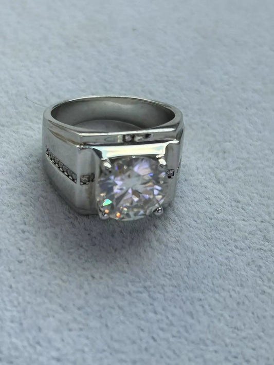 A fashionable European-style silver ring set with a 5-carat moissanite, perfect for a holiday gift.