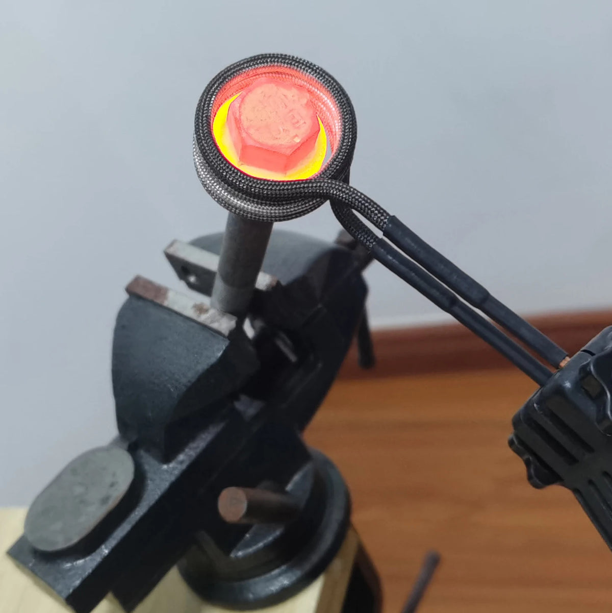 AC 110V-120V 1300 Watts 100KHZ Handheld Induction Heater For Screws And Bolt Remover For US market