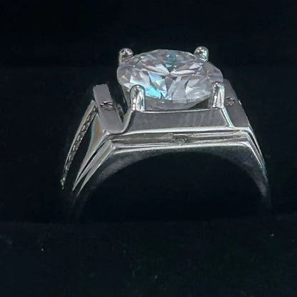 A fashionable European-style silver ring set with a 5-carat moissanite, perfect for a holiday gift.