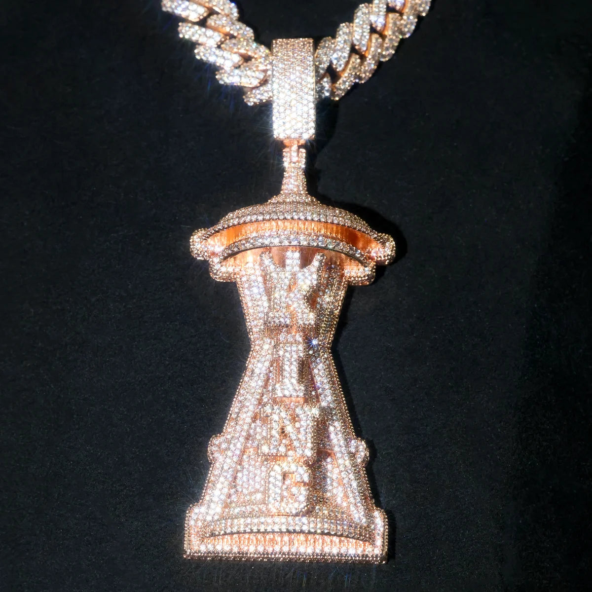 3D Iced Out Hip Hop Time Sandglass Pendant 18K Gold Plated Premium 5A CZ Bling Fine Jewelry Gifts for Men Boy Friends Luxury Streetwear Cuban Chain Necklace Accessory Full Diamond Rose Gold Sparkling KING Letter Birthday Anni