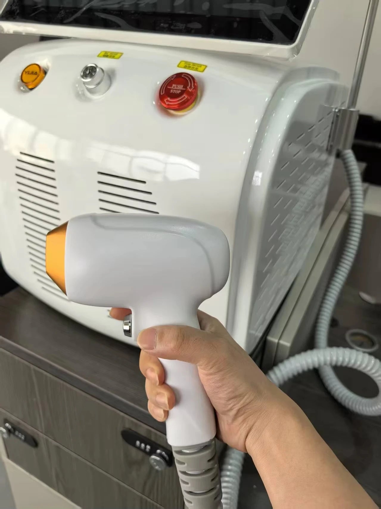 Diode Laser Hair Removal Machine Permanently Hair Removal Laser Beauty Device Portable 755nm 808nm 1064nm Hair Removal Machine