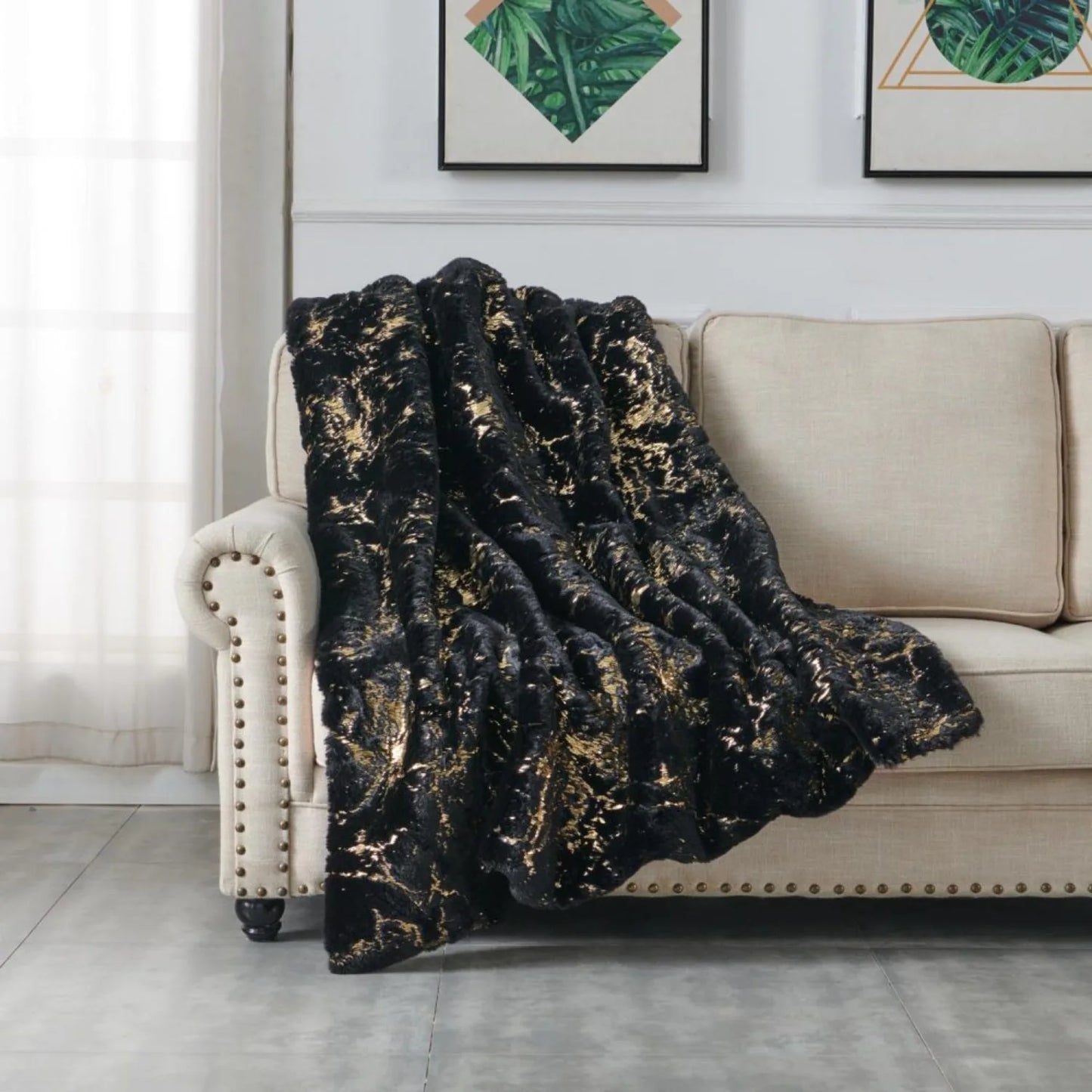 Sumptuous Gilded Black Chinchilla Faux Fur Throw Blanket - Luxurious 60" x 80" Blanket for Stylish Comfort