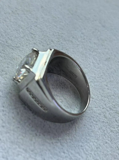 A fashionable European-style silver ring set with a 5-carat moissanite, perfect for a holiday gift.
