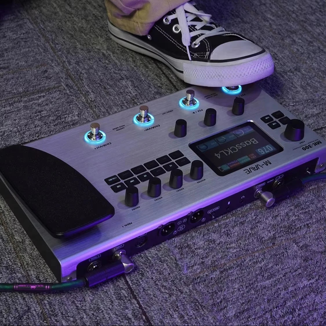 M-VAVE MK-300 Guitar Multi-Effects Processor with 3.5 Inch Screen, 150s Looper, 128 Amps Battery for Electric Guitar and Bass