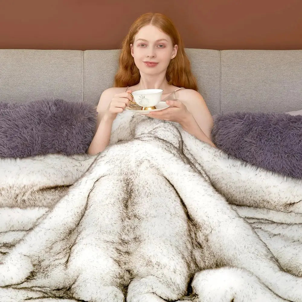 1000GSM Faux Fur Throw Blanket, Super Heavy Thick Warm Cozy Blankets for Couch Bed Sofa, Plush Fuzzy Elegant Soft Reversible Min