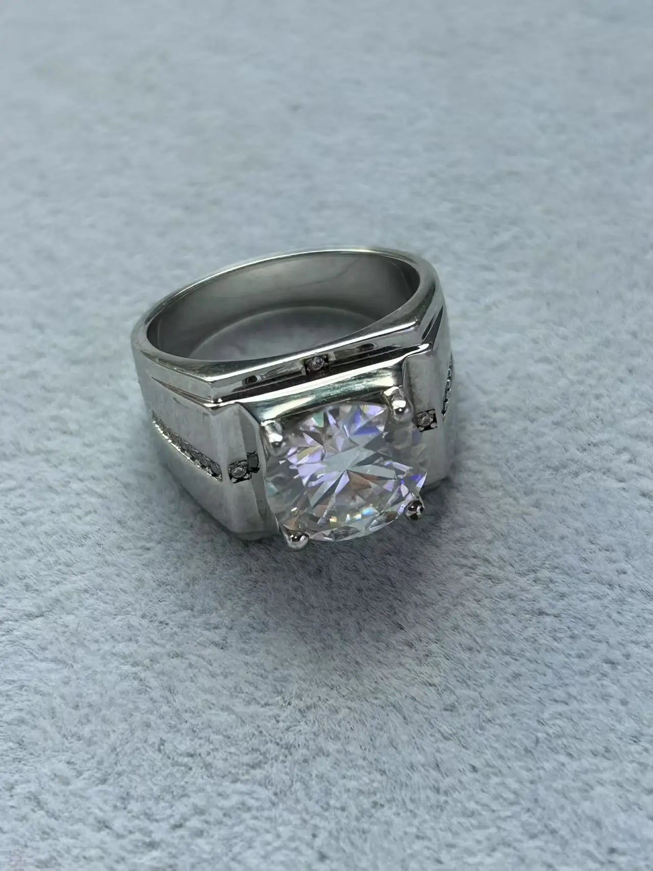A fashionable European-style silver ring set with a 5-carat moissanite, perfect for a holiday gift.