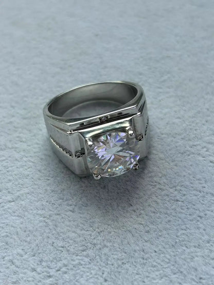 A fashionable European-style silver ring set with a 5-carat moissanite, perfect for a holiday gift.
