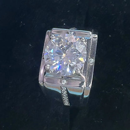 A fashionable European-style silver ring set with a 5-carat moissanite, perfect for a holiday gift.