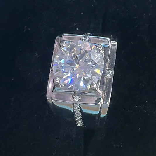 A fashionable European-style silver ring set with a 5-carat moissanite, perfect for a holiday gift.