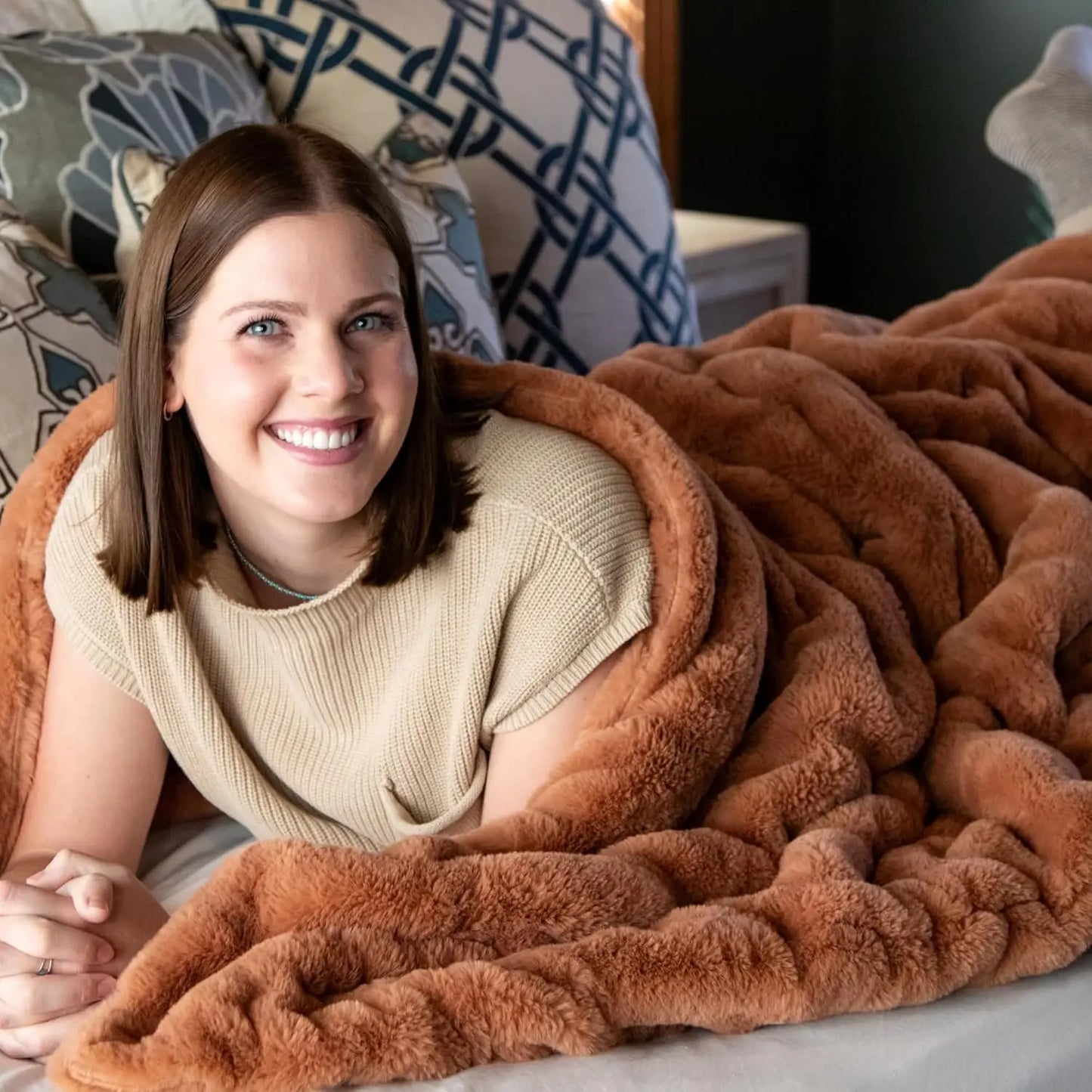 Ultra Soft Faux Fur Throw Blanket for Couch, Bed & Home - Fluffy, Warm & Luxurious Chic Collection (Medium, 50x60)