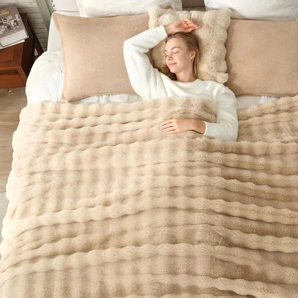Faux Fur Throw Blanket for Couch, Bubble Plush Blanket King Size, Fuzzy Soft & Thick Blanket for Bed Sofa Living Room, 108x90 In